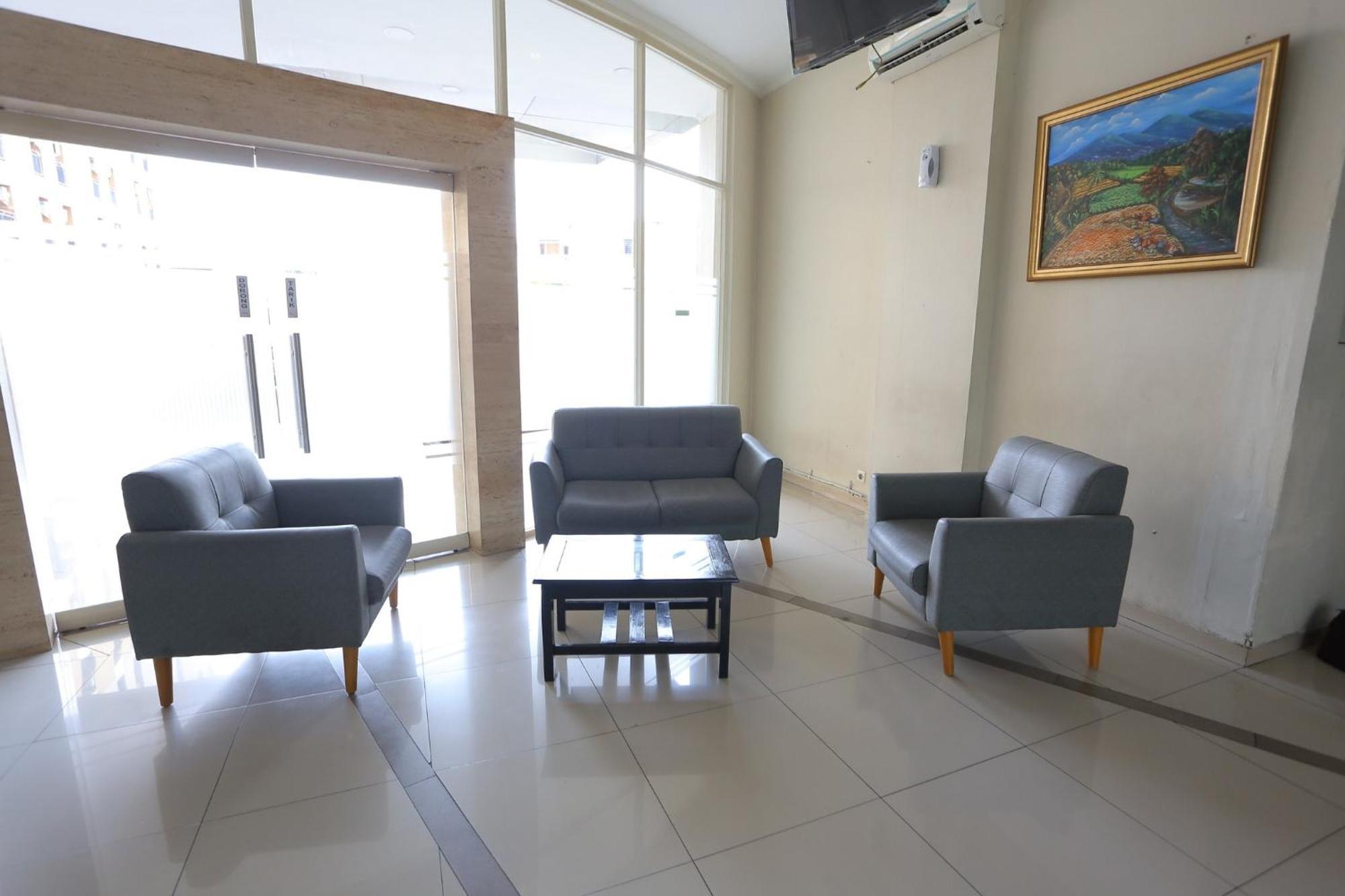 Oyo 93492 Mamiya Hotel Depok